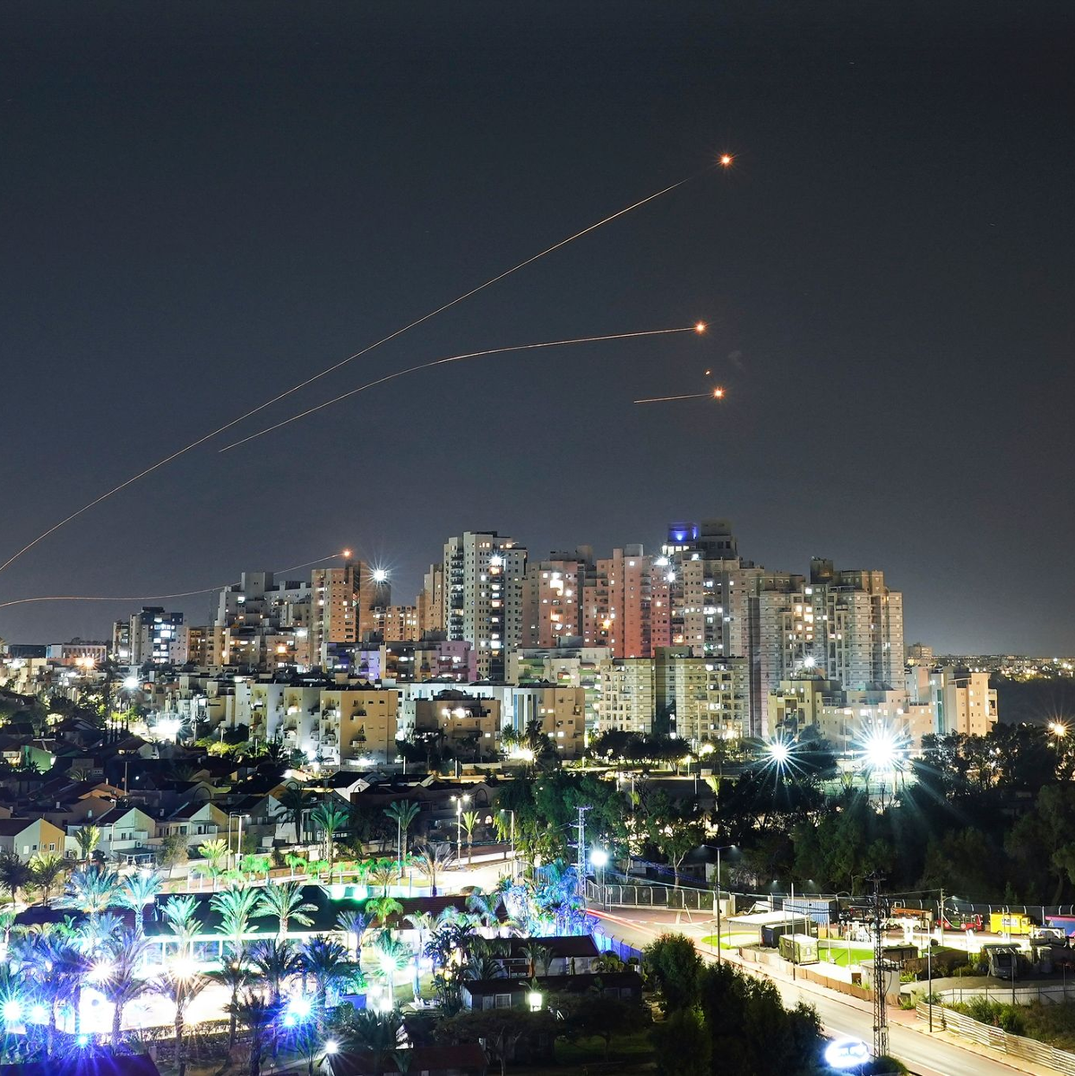 Das israelische Luftabwehrsystem Iron Dome feuert, um eine aus dem Gazastreifen abgefeuerte Rakete abzufangen. - Foto: Tsafrir Abayov/AP