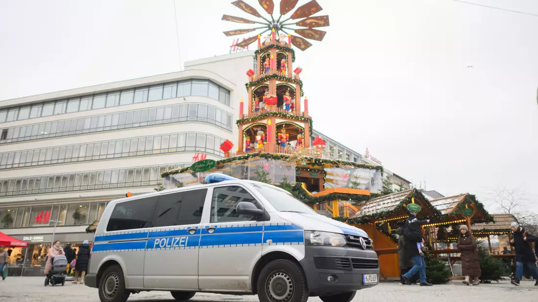 «Videoüberwachung auf Weihnachtsmärkten ist ein hilfreiches Mittel, das intensiv unter dem Einsatz bester Technik genutzt werden sollte», sagt der GdP-Vorsitzende Jochen Kopelke. - Bild: Julian Stratenschulte/dpa