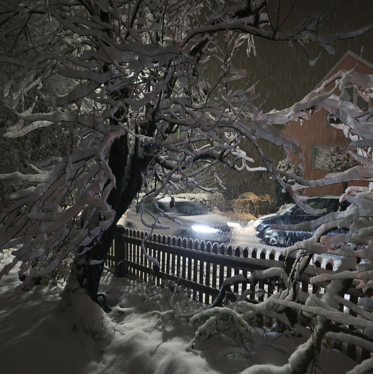 Schnee und Eis sorgen in Bayern für Chaos im Verkehr. - Foto: Karl-Josef Hildenbrand/dpa