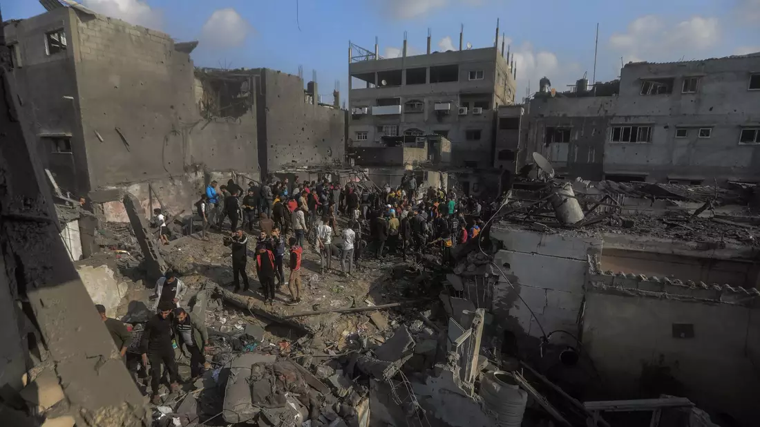 Palästinenser begutachten die Schäden nach einem israelischen Luftangriff im südlichen Gazastreifen. - Bild: Mohammed Talatene/dpa
