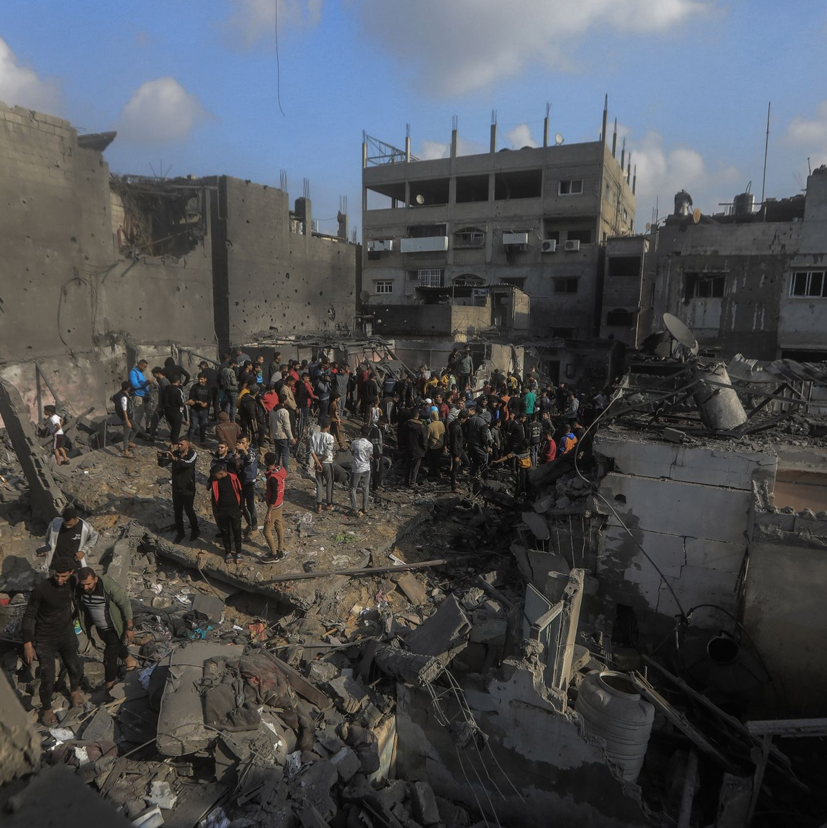 Palästinenser begutachten die Schäden nach einem israelischen Luftangriff im südlichen Gazastreifen. - Foto: Mohammed Talatene/dpa