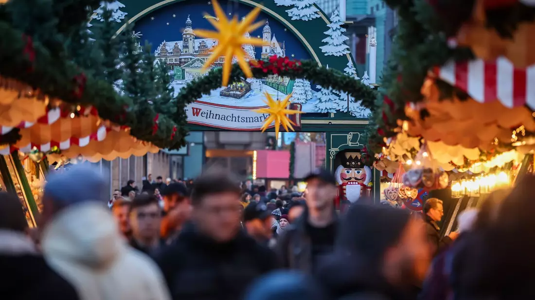 Auf vielen Weihnachtsmärkten in Deutschland bleibt es an diesem Montag still. - Bild: Jan Woitas/dpa
