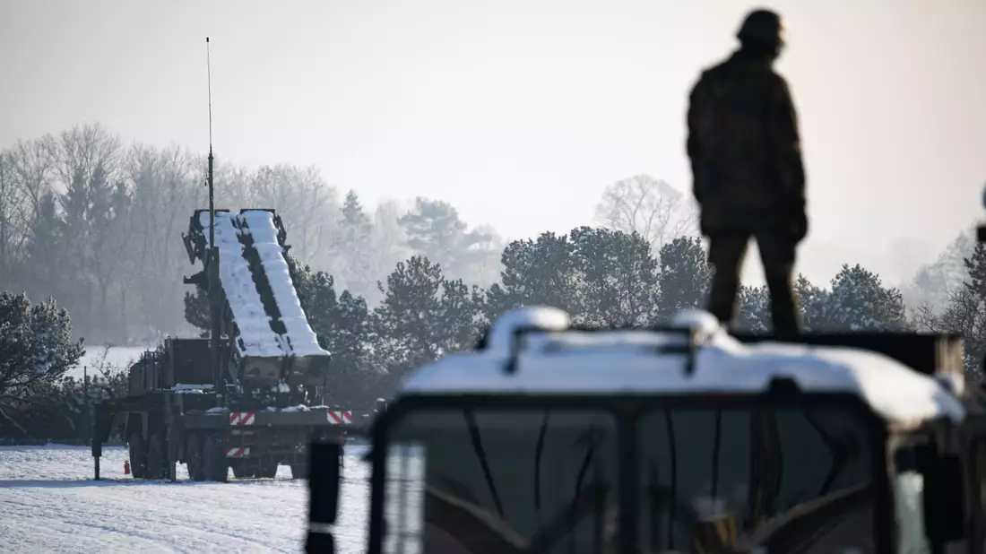 Ein Kursteilnehmer steht während eines Ausbildungskurses ukrainischer Soldaten am Flugabwehrsystem Patriot auf einem LKW vor einem Patriot-Startgerät. - Bild: Sebastian Christoph Gollnow/dpa