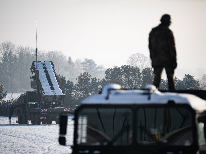 Ein Kursteilnehmer steht während eines Ausbildungskurses ukrainischer Soldaten am Flugabwehrsystem Patriot auf einem LKW vor einem Patriot-Startgerät. - Foto: Sebastian Christoph Gollnow/dpa