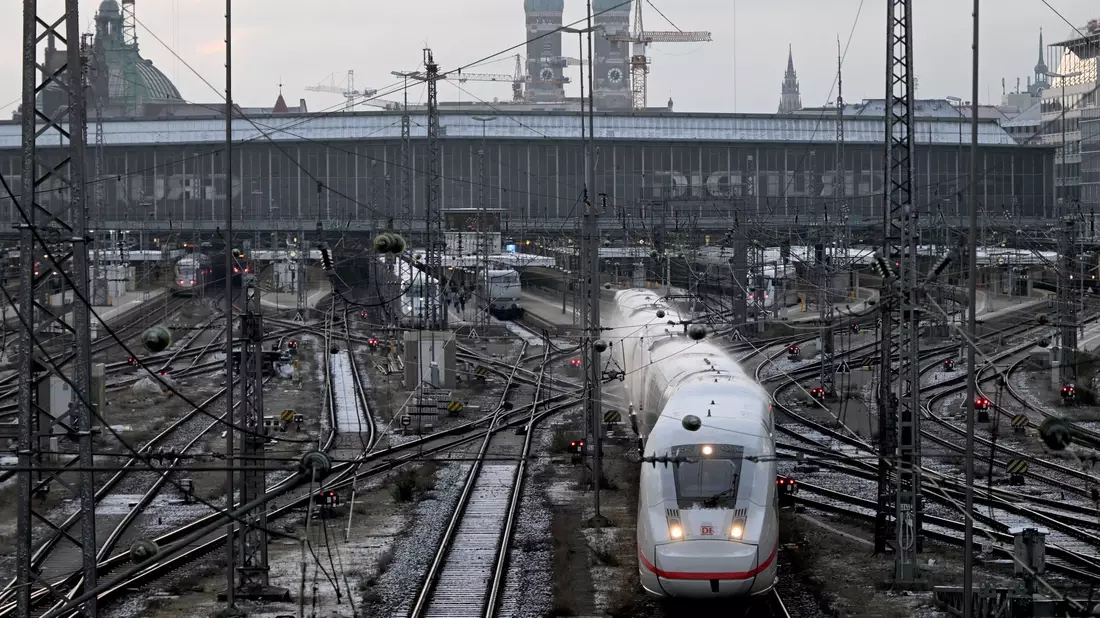 Der Zugverkehr von und zum Hauptbahnhof in München wurde zunächst eingestellt. - Bild: Felix Hörhager/dpa