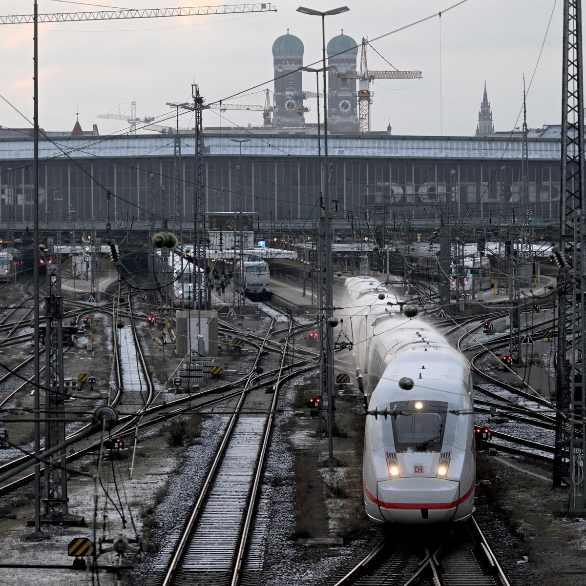 Der Zugverkehr von und zum Hauptbahnhof in München wurde zunächst eingestellt. - Foto: Felix Hörhager/dpa