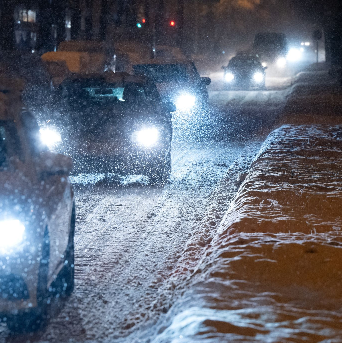 Schnee und Eis sorgen in Bayern für Chaos im Verkehr. - Foto: Sven Hoppe/dpa