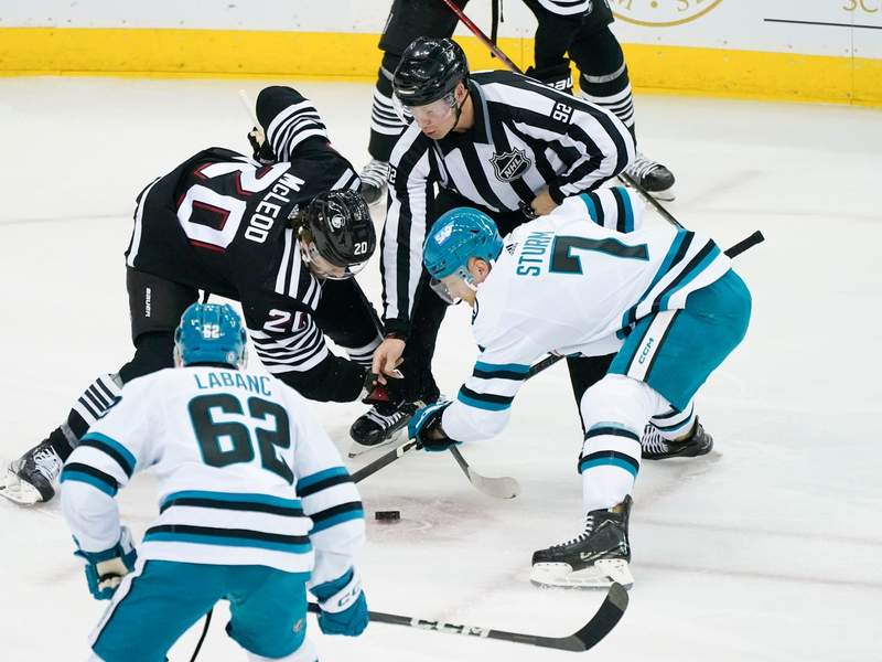 San Joses Nico Sturm (r) und New Jerseys Michael McLeod (M-l) stehen sich während des ersten Drittels gegenüber. - Foto: Peter K. Afriyie/AP