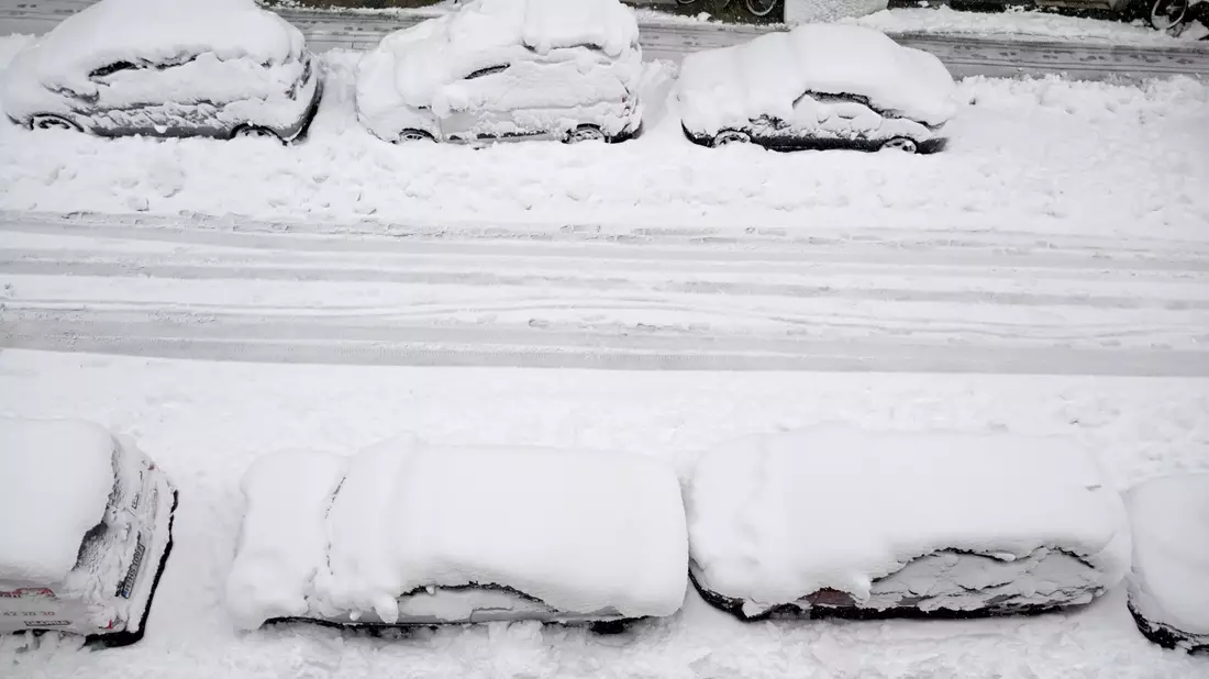 Schnee und Eis haben im Süden Bayerns für Verkehrschaos gesorgt. Hier eine Straße in München. - Bild: Felix Hörhager/dpa