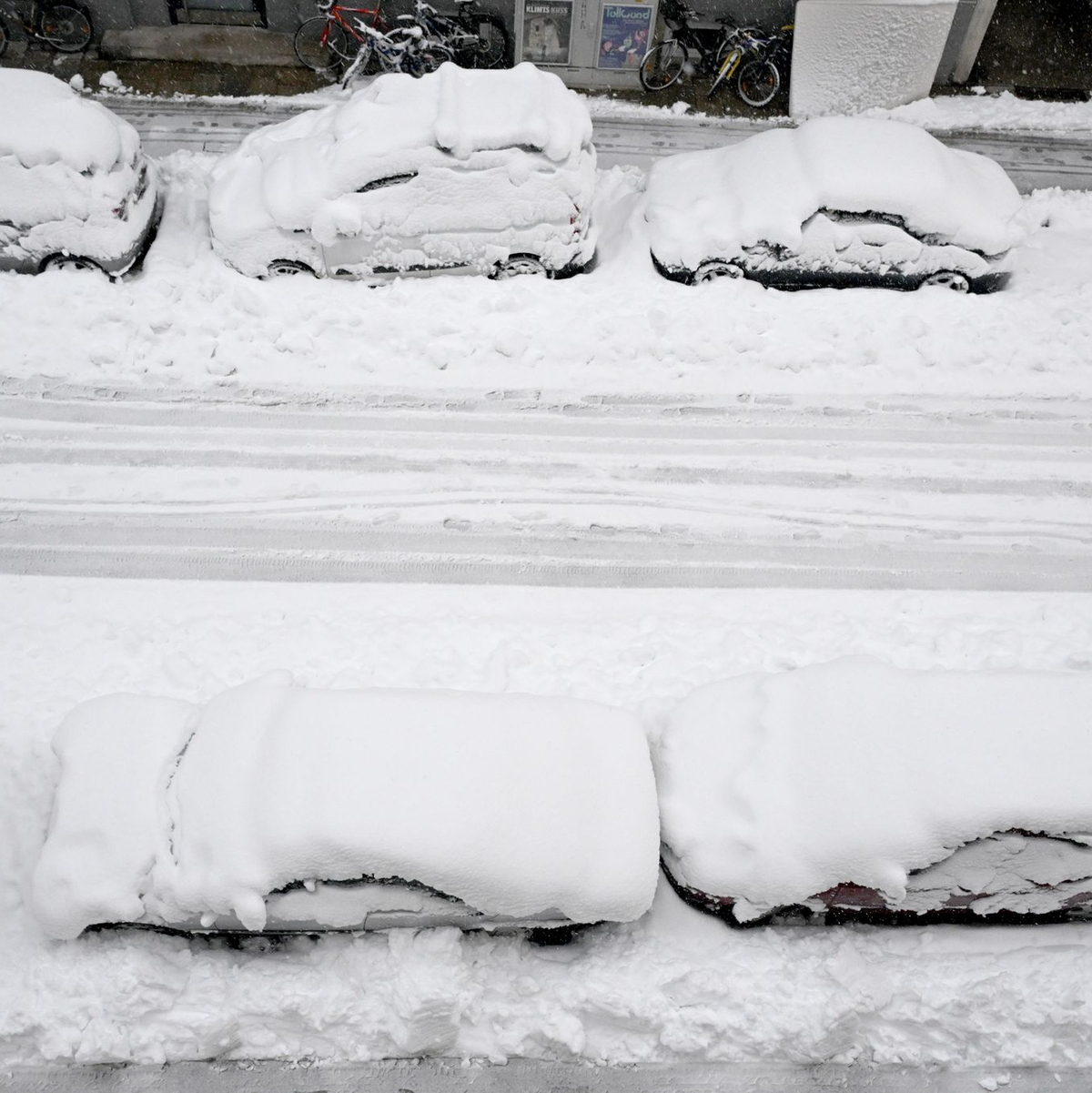 Schnee und Eis haben im Süden Bayerns für Verkehrschaos gesorgt. Hier eine Straße in München. - Foto: Felix Hörhager/dpa