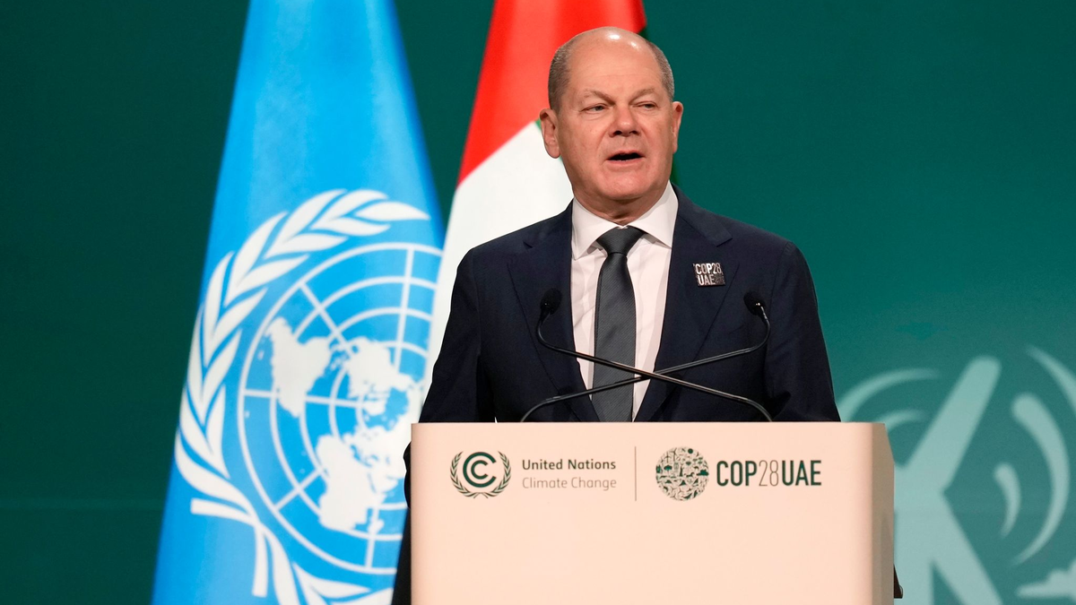 Der Klimawandel bleibe «die große, weltumspannende Herausforderung unserer Zeit», betonte Bundeskanzler Olaf Scholz auf der Weltklimakonferenz der Vereinten Nationen (COP28). - Foto: Rafiq Maqbool/AP/dpa