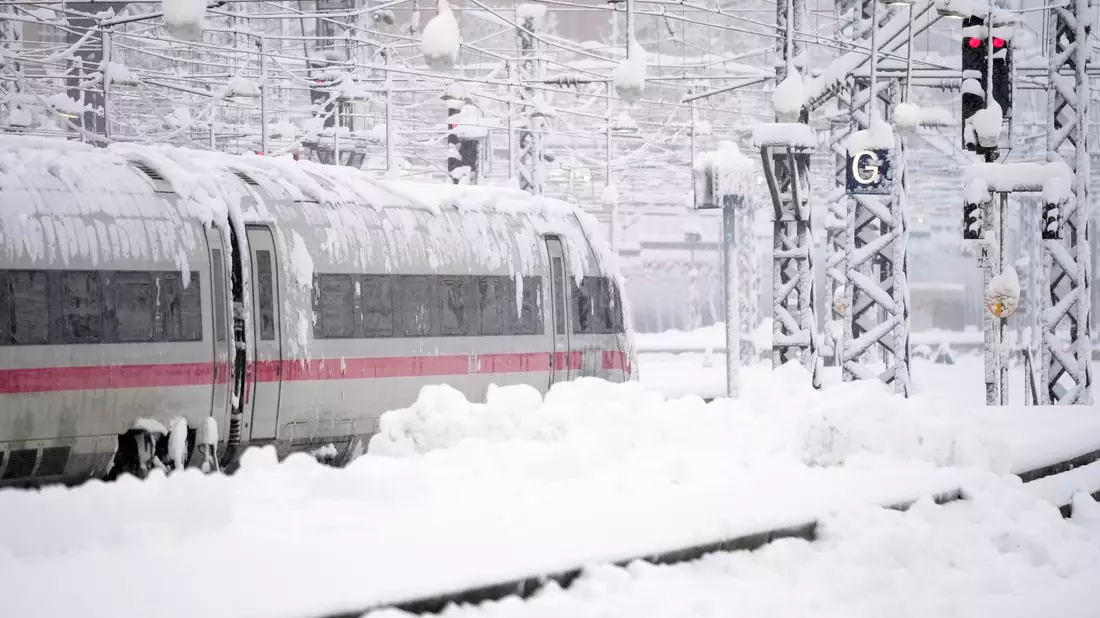 Der Zugverkehr von und zum Hauptbahnhof in München wurde vorübergehend eingestellt. - Bild: Matthias Schrader/AP/dpa
