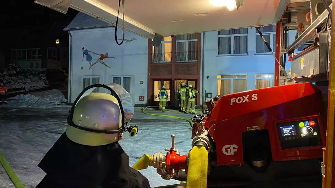 FF Olsberg: Großeinsatz durch Defekt an Ölheizung in Notunterkunft - Bild: presseportal.de