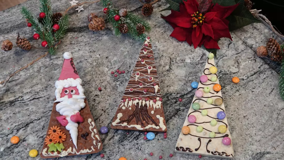 Selbstgemachte Schokolade in der Showküche der ältesten noch existierenden Schweizer Schokoladenmanufaktur Cailler in Broc im Kanton Freiburg, dekoriert für Weihnachten. - Bild: Christiane Oelrich/dpa