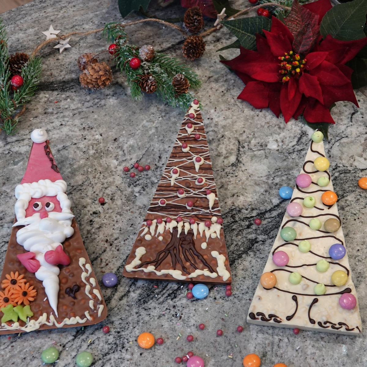 Selbstgemachte Schokolade in der Showküche der ältesten noch existierenden Schweizer Schokoladenmanufaktur Cailler in Broc im Kanton Freiburg, dekoriert für Weihnachten. - Foto: Christiane Oelrich/dpa