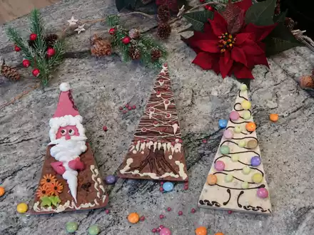 Selbstgemachte Schokolade in der Showküche der ältesten noch existierenden Schweizer Schokoladenmanufaktur Cailler in Broc im Kanton Freiburg, dekoriert für Weihnachten. - Foto: Christiane Oelrich/dpa