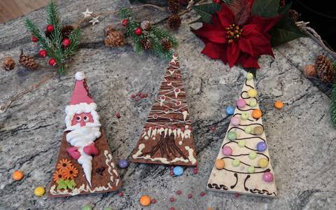 Selbstgemachte Schokolade in der Showküche der ältesten noch existierenden Schweizer Schokoladenmanufaktur Cailler in Broc im Kanton Freiburg, dekoriert für Weihnachten. - Foto: Christiane Oelrich/dpa