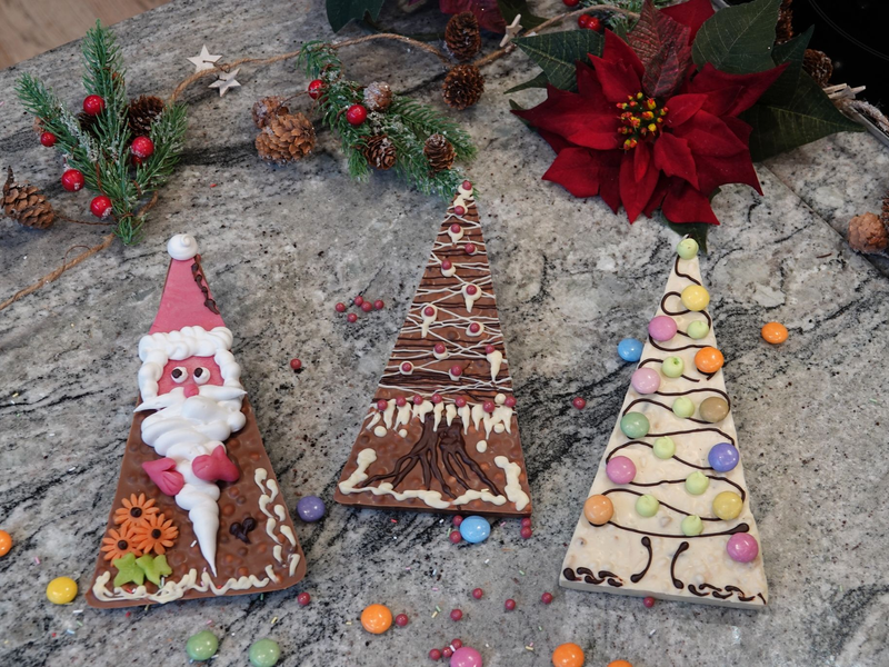 Selbstgemachte Schokolade in der Showküche der ältesten noch existierenden Schweizer Schokoladenmanufaktur Cailler in Broc im Kanton Freiburg, dekoriert für Weihnachten. - Foto: Christiane Oelrich/dpa