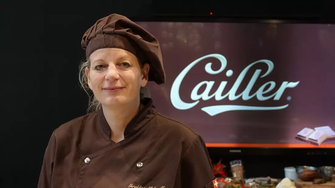 Die preisgekrönte Chocolatière Géraldine Müller Maras von der Schweizer Schokoladenmanufaktur Cailler. - Bild: Christiane Oelrich/dpa