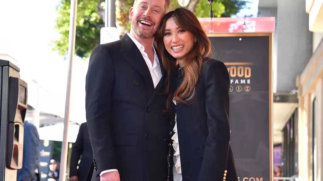 US-Schauspieler Macaulay Culkin posiert mit seiner Partnerin Brenda Song auf dem Hollywood «Walk of Fame». - Bild: Jordan Strauss/Invision/AP