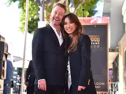 US-Schauspieler Macaulay Culkin posiert mit seiner Partnerin Brenda Song auf dem Hollywood «Walk of Fame». - Foto: Jordan Strauss/Invision/AP