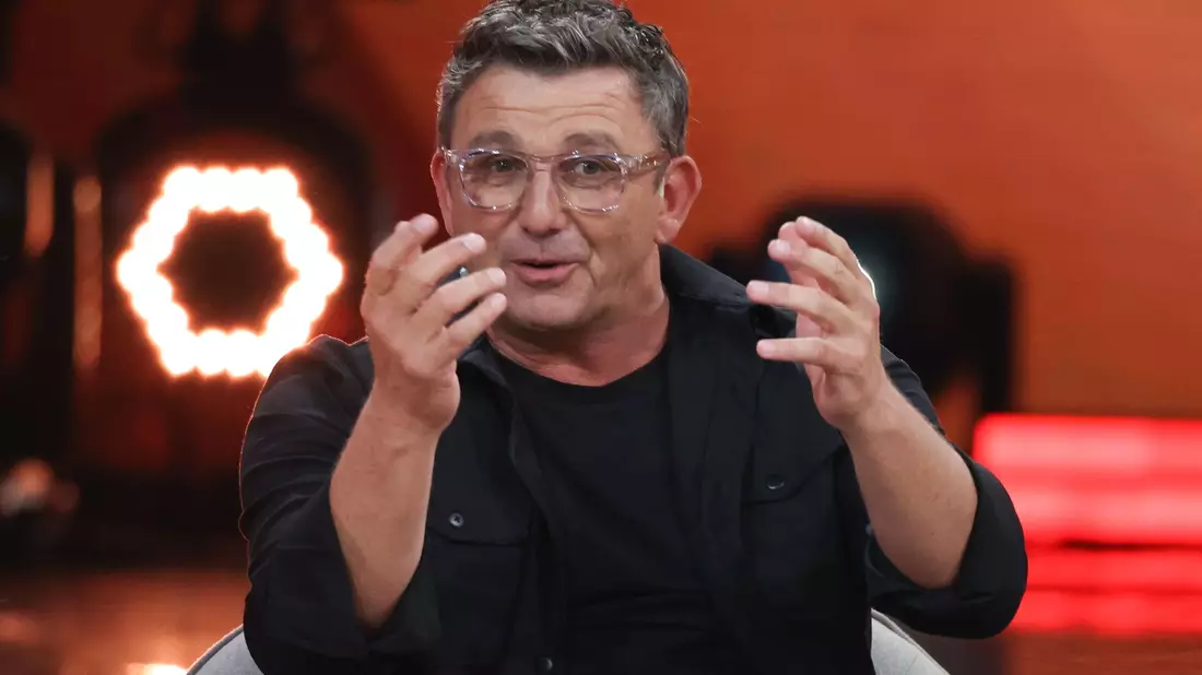 Nach Abschluss der Dreharbeiten zur 17. Staffel der ZDF-Serie «Der Bergdoktor» sucht Schauspieler Hans Sigl den direkten Kontakt zum Publikum - und zwar bei einer Adventslesereise. - Bild: Joerg Carstensen/dpa