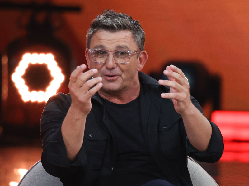 Nach Abschluss der Dreharbeiten zur 17. Staffel der ZDF-Serie «Der Bergdoktor» sucht Schauspieler Hans Sigl den direkten Kontakt zum Publikum - und zwar bei einer Adventslesereise. - Foto: Joerg Carstensen/dpa