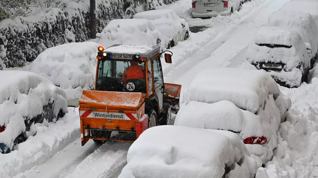 Schnee und Eis haben im Süden Bayerns auf den Straßen und bei der Bahn für Chaos gesorgt - wie hier in München. - Bild: Katrin Requadt/dpa