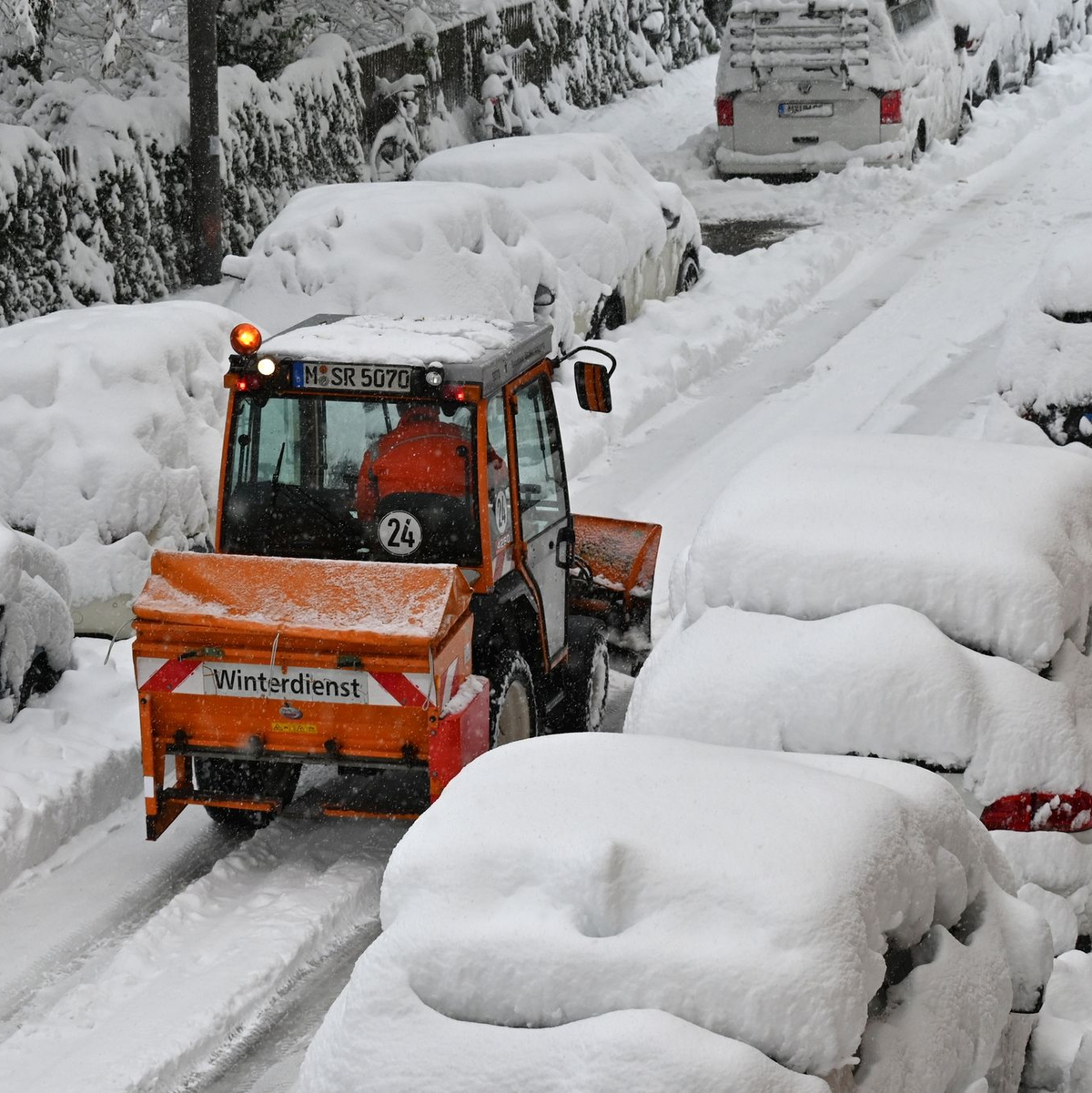 Schnee und Eis haben im Süden Bayerns auf den Straßen und bei der Bahn für Chaos gesorgt - wie hier in München. - Foto: Katrin Requadt/dpa