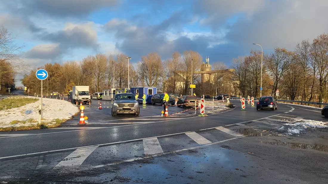 POL-CUX: Groß angelegte Verkehrskontrollen am BAB- Kreisel und im gesamten Stadtgebiet in Cuxhaven (Lichtbild in der Anlage) - Bild: presseportal.de