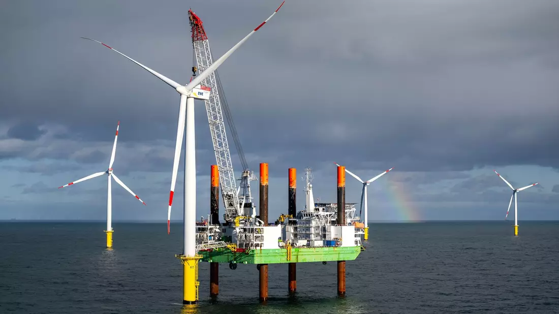 Windkraftanlagen stehen in der Nordsee. (Illustration)  - Bild: Sina Schuldt/dpa
