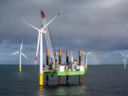 Der europäische Windkraftverband WindEurope kritisiert, dass chinesische Anlagenhersteller mit staatlicher Unterstützung zu unfairen Bedingungen auf den EU-Markt drängen. - Foto: Sina Schuldt/dpa
