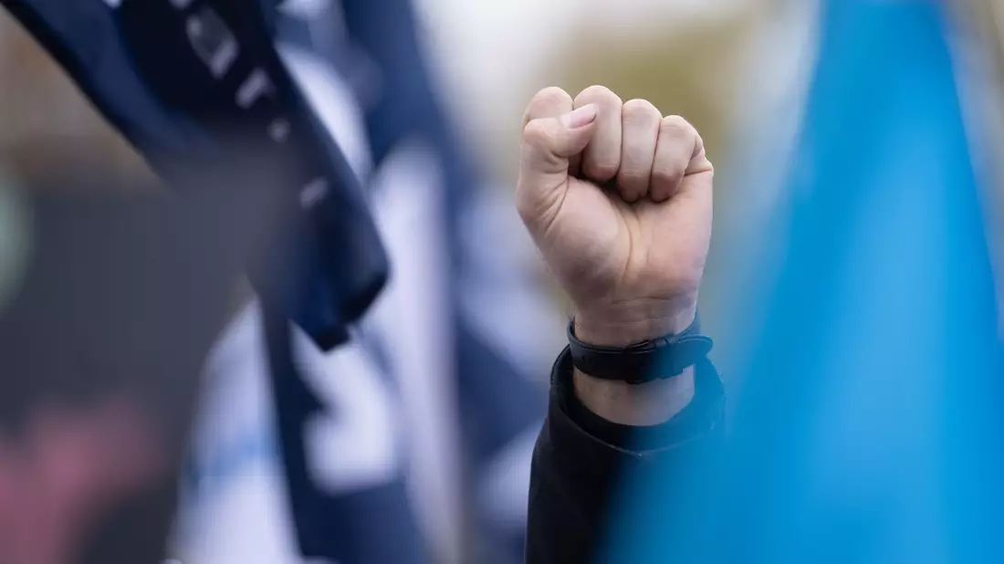 Geballte Faust auf einer Protestaktion im Tarifstreit des öffentlichen Dienstes in Stuttgart. - Bild: Marijan Murat/dpa
