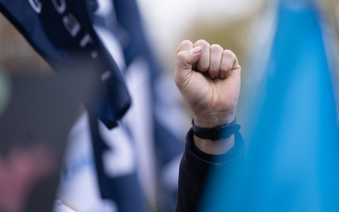 Geballte Faust auf einer Protestaktion im Tarifstreit des öffentlichen Dienstes in Stuttgart. - Foto: Marijan Murat/dpa