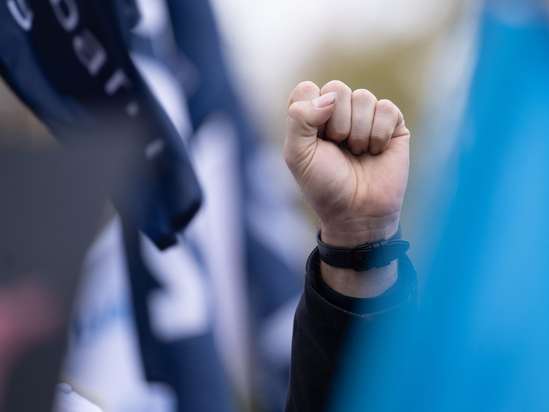 Geballte Faust auf einer Protestaktion im Tarifstreit des öffentlichen Dienstes in Stuttgart. - Foto: Marijan Murat/dpa