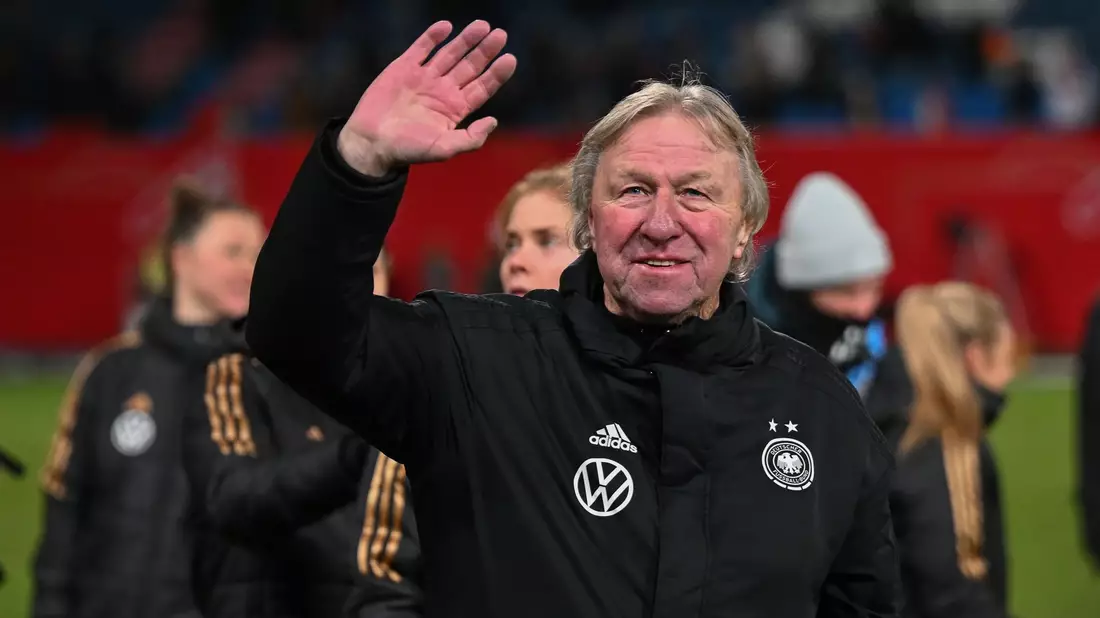 Trainer Horst Hrubesch will die Nationalspielerinnen «körperlich in einem Top-Zustand» haben. - Bild: Sebastian Christoph Gollnow/dpa