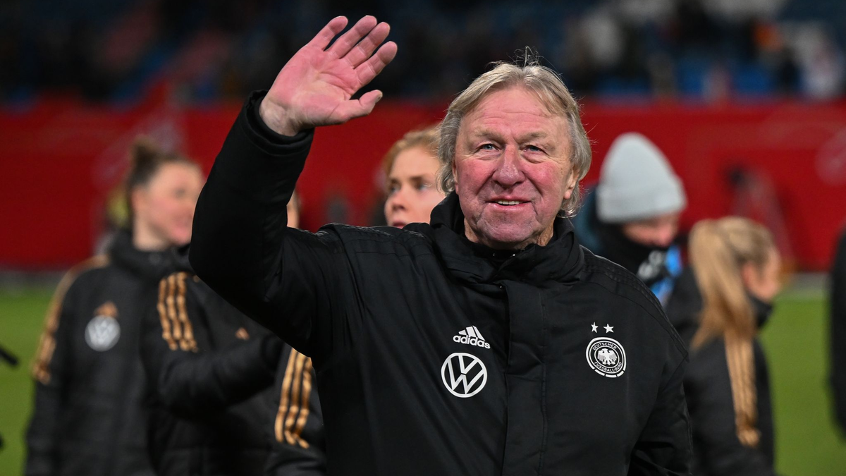 Feierte mit den deutschen Frauen den dritten Sieg im dritten Spiel: Horst Hrubesch. - Foto: Sebastian Christoph Gollnow/dpa