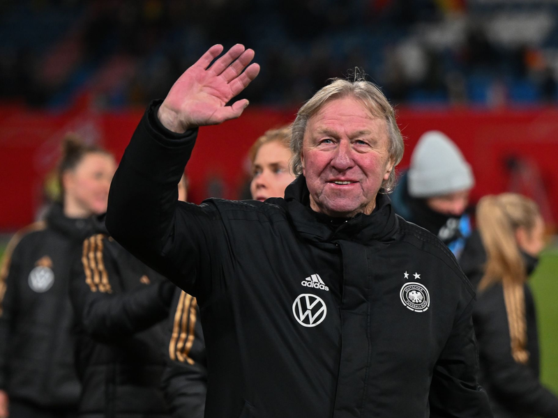 Feierte mit den deutschen Frauen den dritten Sieg im dritten Spiel: Horst Hrubesch. - Foto: Sebastian Christoph Gollnow/dpa
