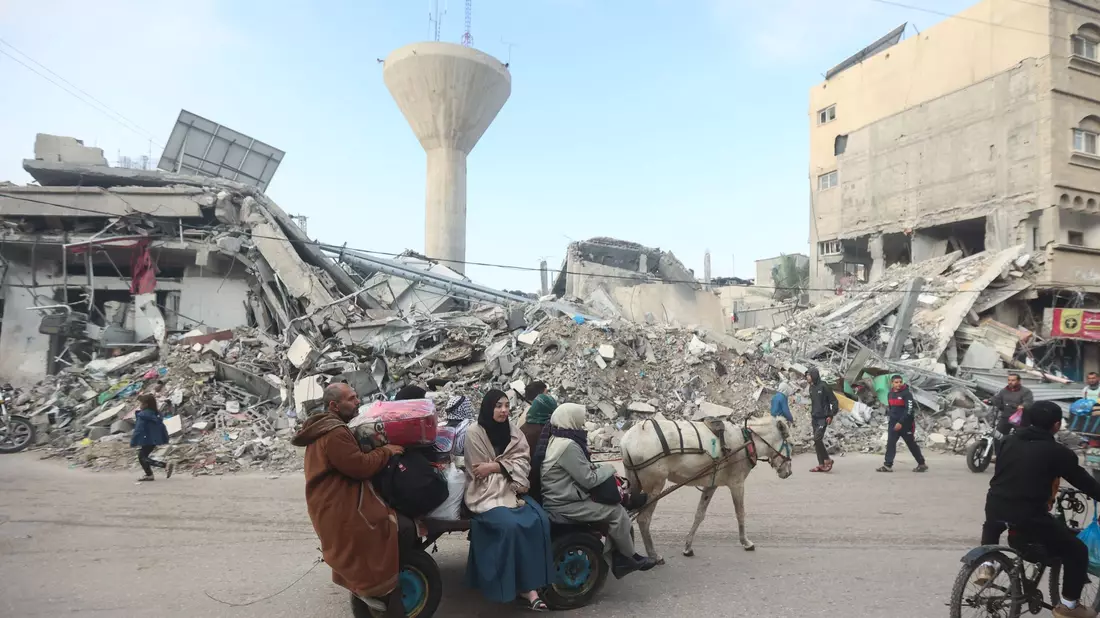 Nach der Wiederaufnahme der israelischen Angriffe wissen Anwohner im Gazastreifen häufig nicht wohin. - Bild: Ahmed Zakot/SOPA Images via ZUMA Press Wire/dpa