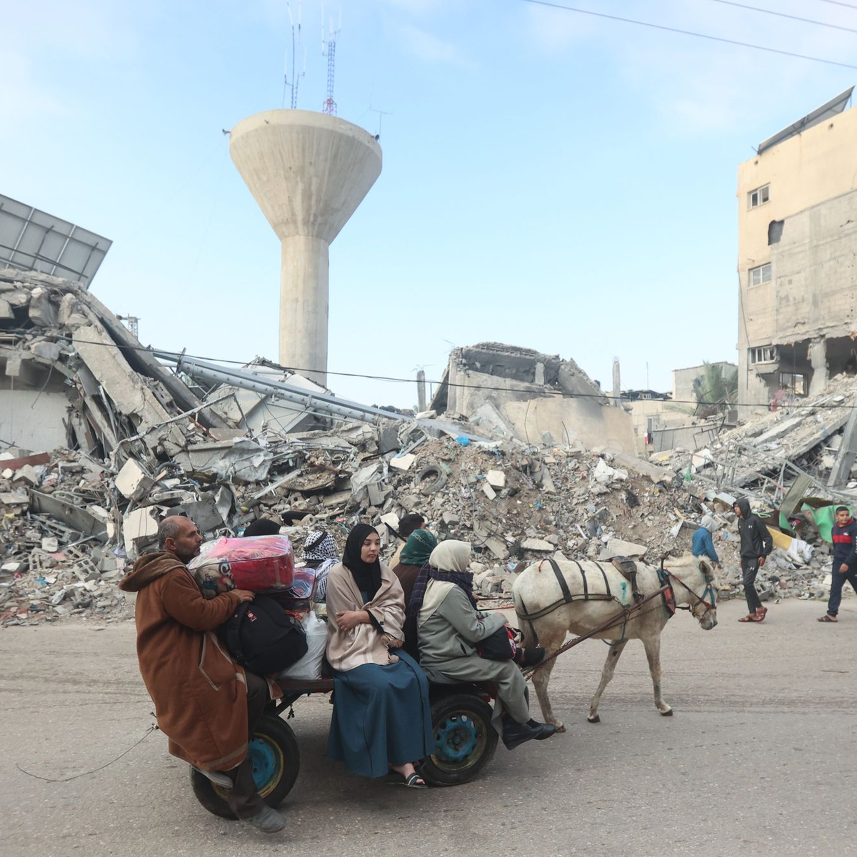 Nach der Wiederaufnahme der israelischen Angriffe wissen Anwohner im Gazastreifen häufig nicht wohin. - Foto: Ahmed Zakot/SOPA Images via ZUMA Press Wire/dpa