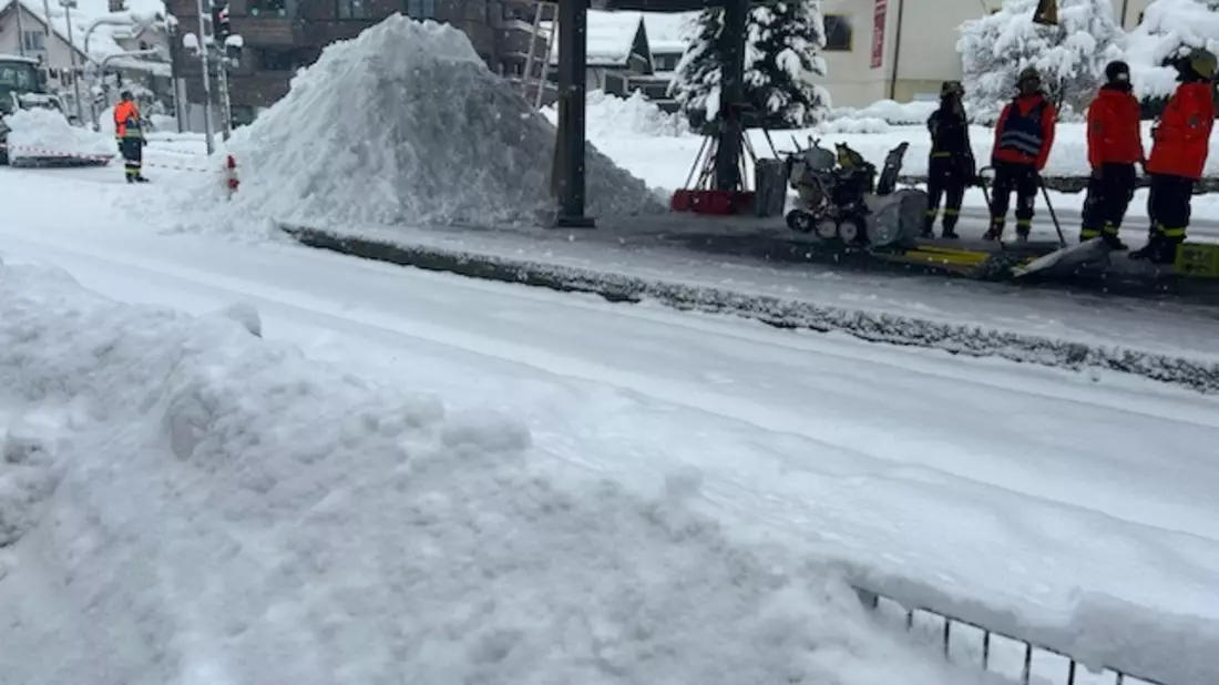 THW Bayern: Schneechaos in Bayern: THW-Einsatzkräfte seit Freitagabend durchgehend im Einsatz. - Bild: presseportal.de