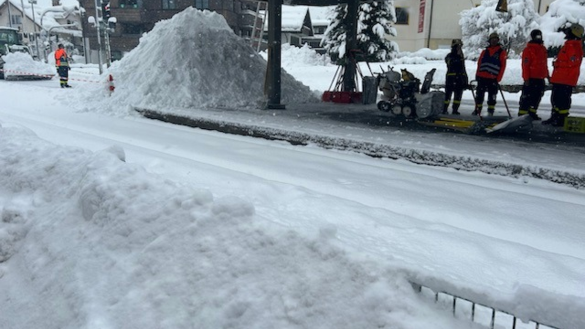 THW Bayern: Schneechaos in Bayern: THW-Einsatzkräfte seit Freitagabend durchgehend im Einsatz. - Foto: presseportal.de