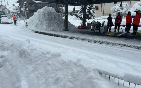 THW Bayern: Schneechaos in Bayern: THW-Einsatzkräfte seit Freitagabend durchgehend im Einsatz. - Foto: presseportal.de THW Bayern: Schneechaos in Bayern: THW-Einsatzkräfte seit Freitagabend durchgehend im Einsatz. - Foto: presseportal.de