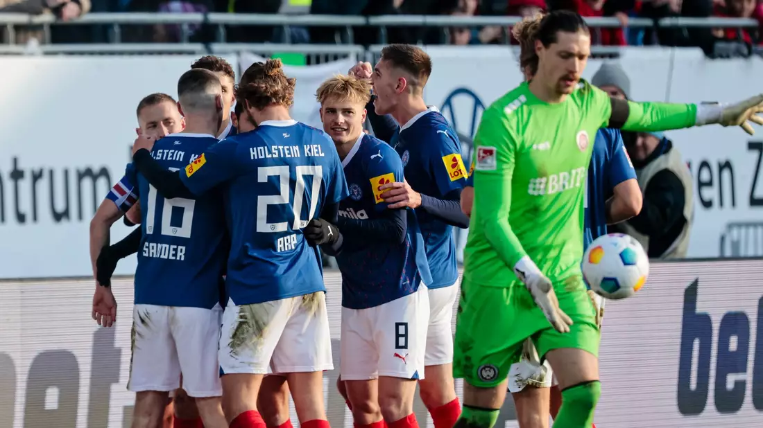 Die Kieler Spieler bejubeln das 1:0 gegen den SV Wehen Wiesbaden. - Bild: Frank Molter/dpa