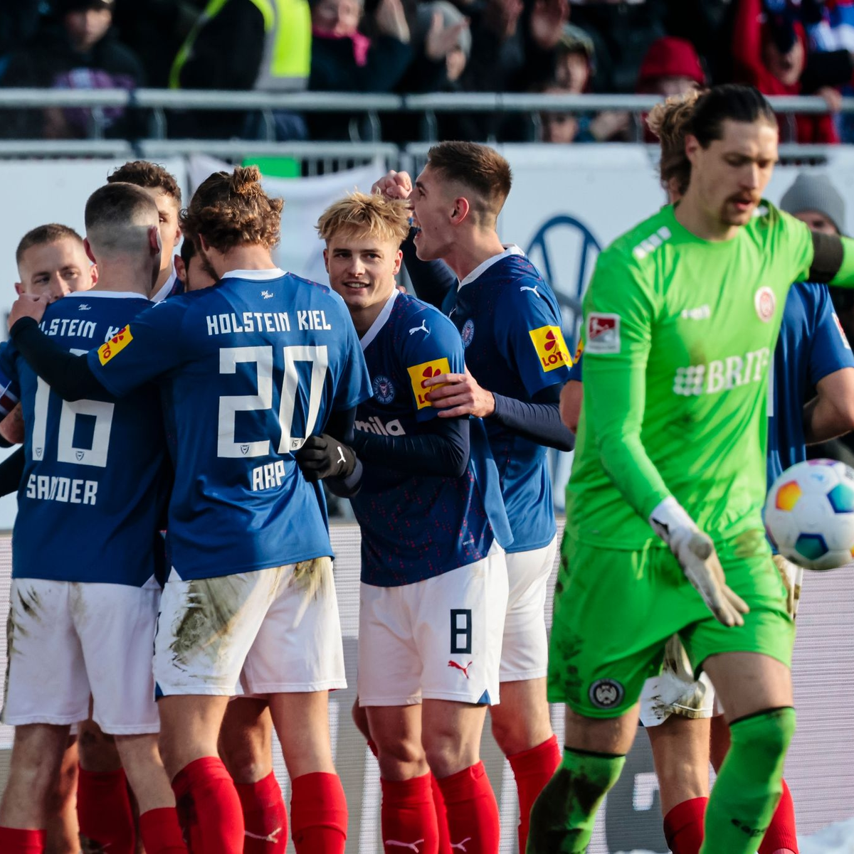 Die Kieler Spieler bejubeln das 1:0 gegen den SV Wehen Wiesbaden. - Foto: Frank Molter/dpa