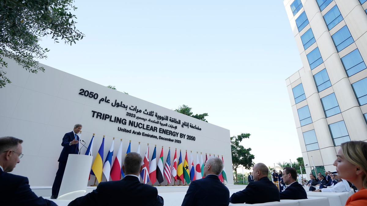 John Kerry ist Sondergesandter des US-Präsidenten für Klimafragen. Hier bei einer Veranstaltung auf dem UN-Klimagipfel COP28 in Dubai. - Foto: Peter Dejong/AP/dpa
