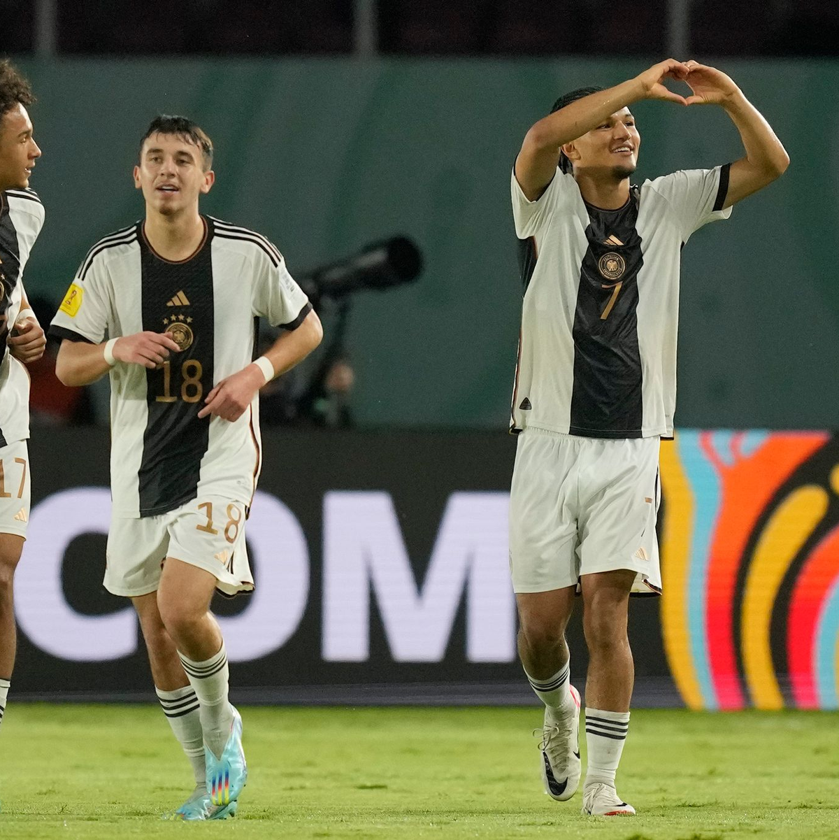 Paris Brunner (r) nach seinem verwandelten Strafstoß zum 1:0. - Foto: Achmad Ibrahim/AP/dpa