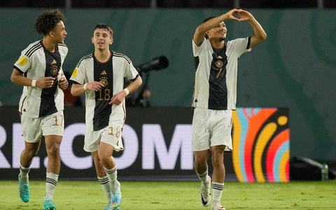 Paris Brunner (r) nach seinem verwandelten Strafstoß zum 1:0. - Foto: Achmad Ibrahim/AP/dpa