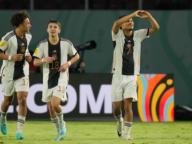 Paris Brunner (r) nach seinem verwandelten Strafstoß zum 1:0. - Foto: Achmad Ibrahim/AP/dpa