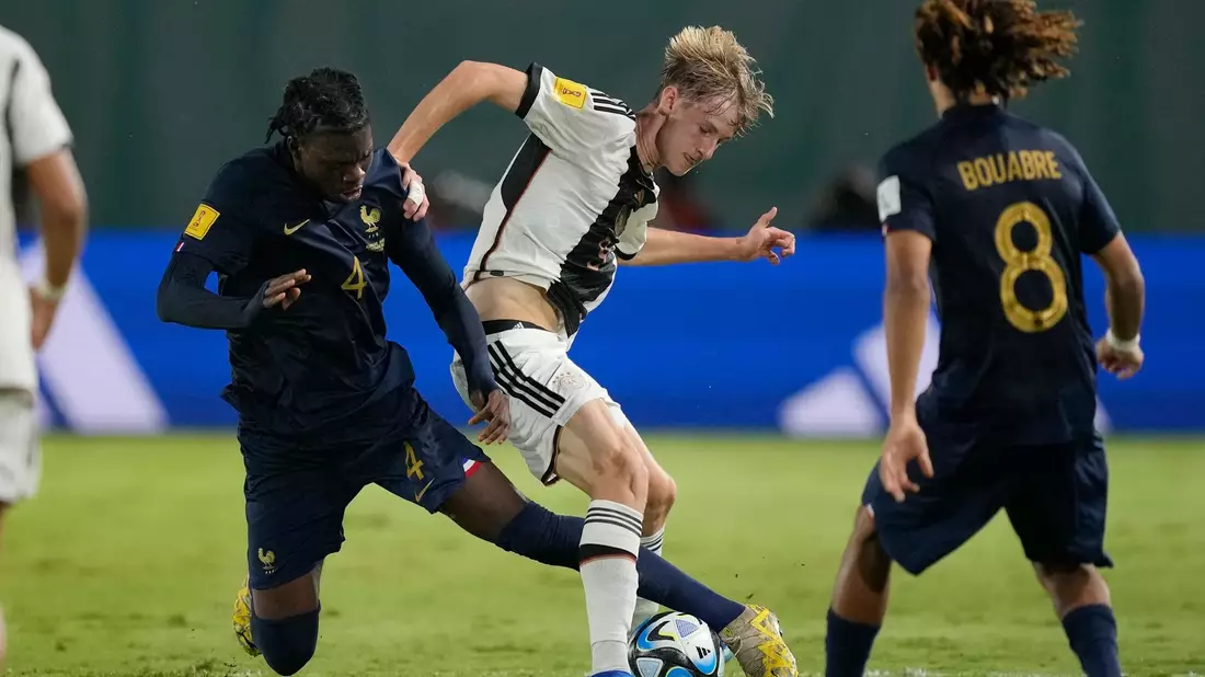 Max Moerstedt (M) behauptet den Ball gegen Frankreichs Bastien Meupiyou (l). - Bild: Achmad Ibrahim/AP/dpa